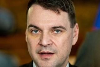 Macinka nadále bojuje za Turka. Teď se objevil s viditelným monoklem u pravého oka a šrámem nad rtem